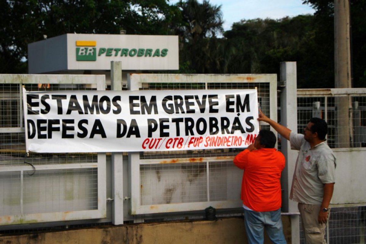 TST multa petroleiros por "pauta política" em greve de 2018