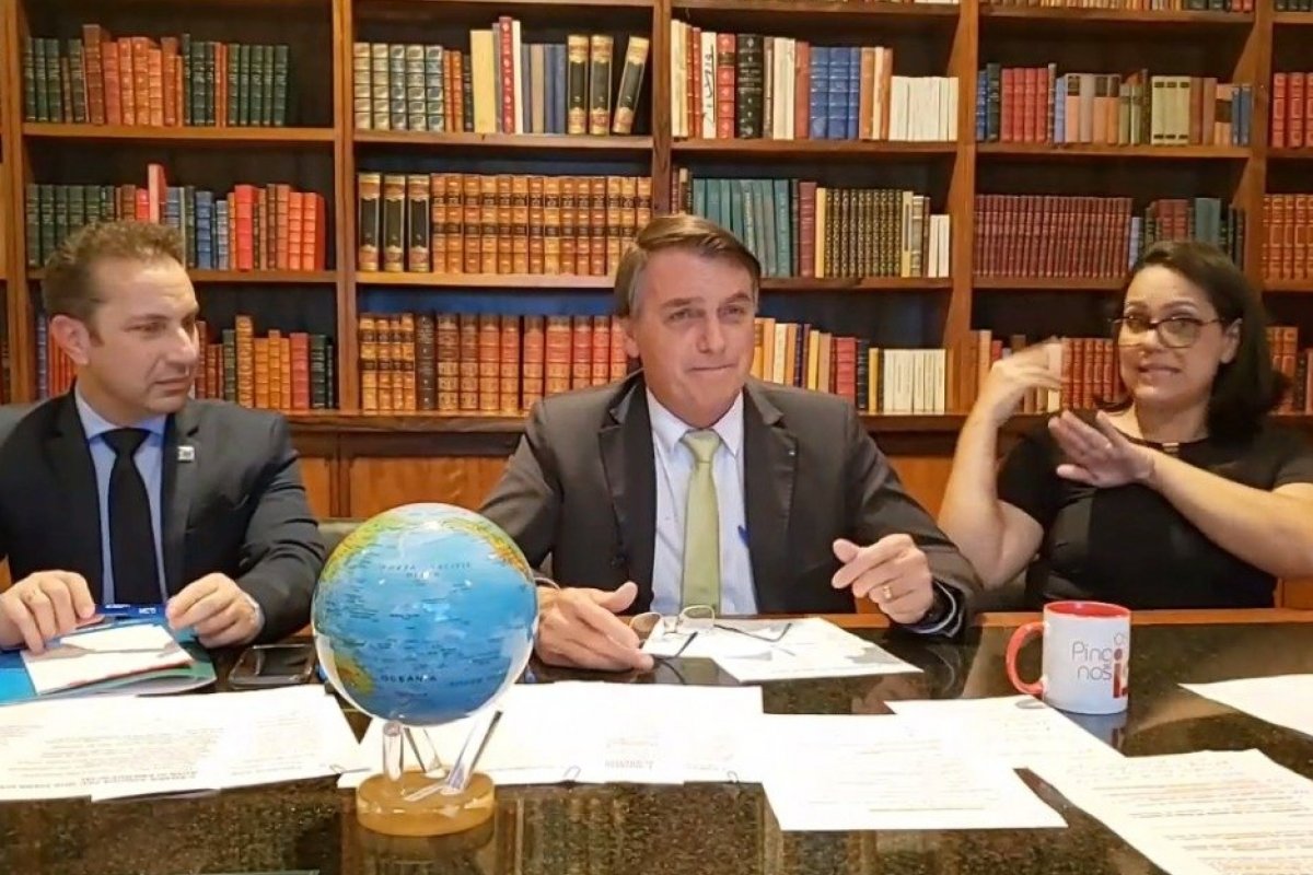 "Um jumento me chamando de terraplanista", responde Bolsonaro à ex-presidente Lula