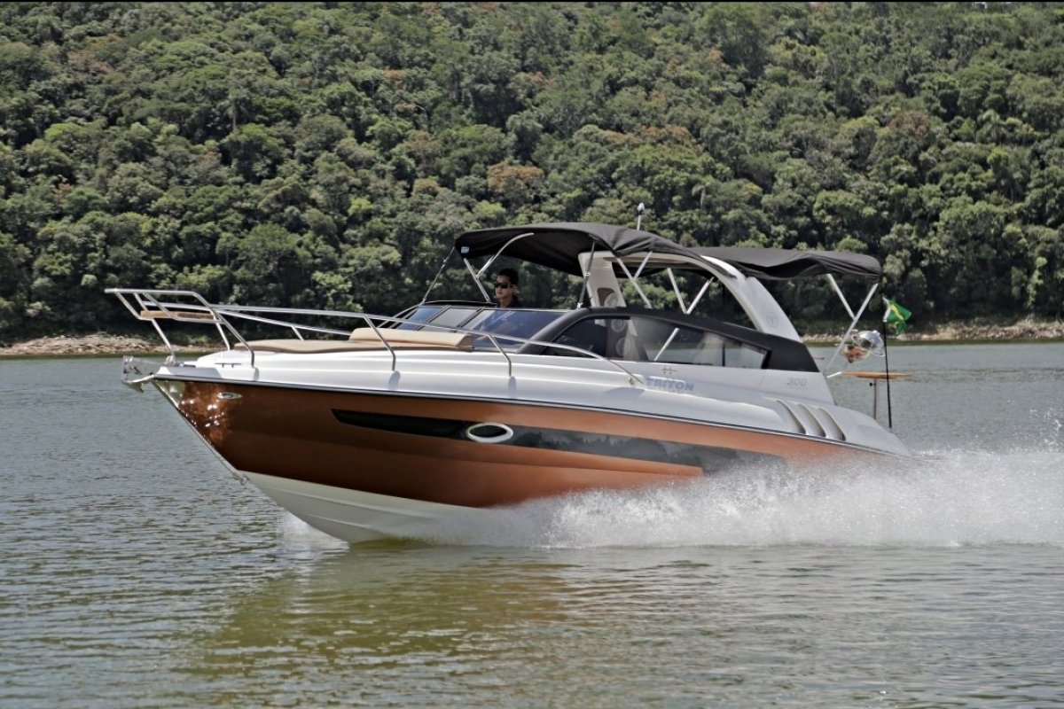 Sobre as águas: conheça a nova versão da lancha Triton 300 Sport