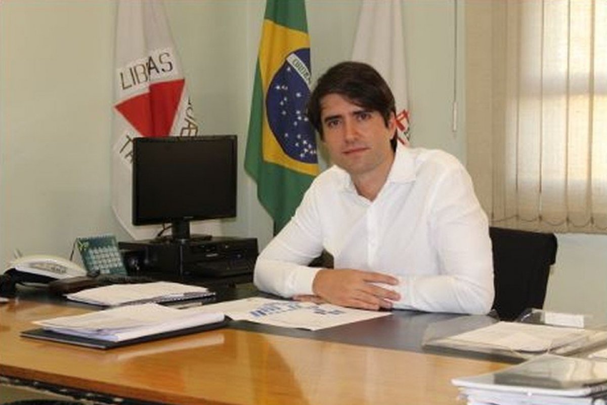 Governo de MG tem novo secretário de Saúde após suspeita de "fura-fila"