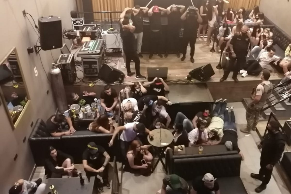 Polícia prende cerca de 150 jovens em festa clandestina em São Paulo