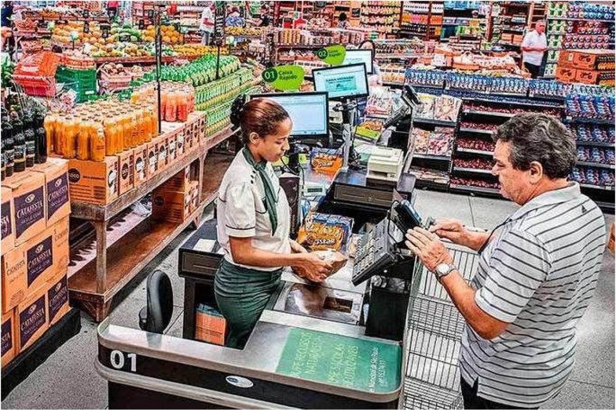 IBGE aponta que vendas do comércio caíram 0,2% em janeiro