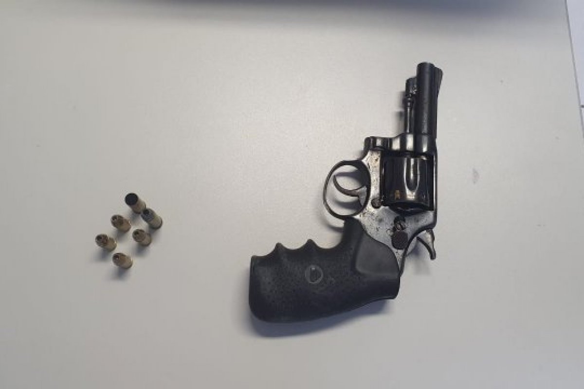 Jovem de 21 anos morre e outro fica ferido após troca de tiros com a polícia em Feira de Santana