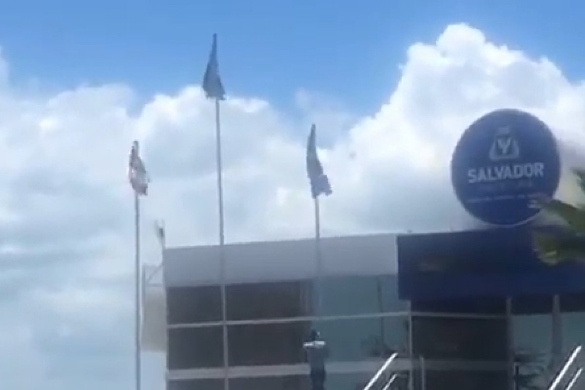 Homem tenta invadir Prefeitura de Salvador durante protesto