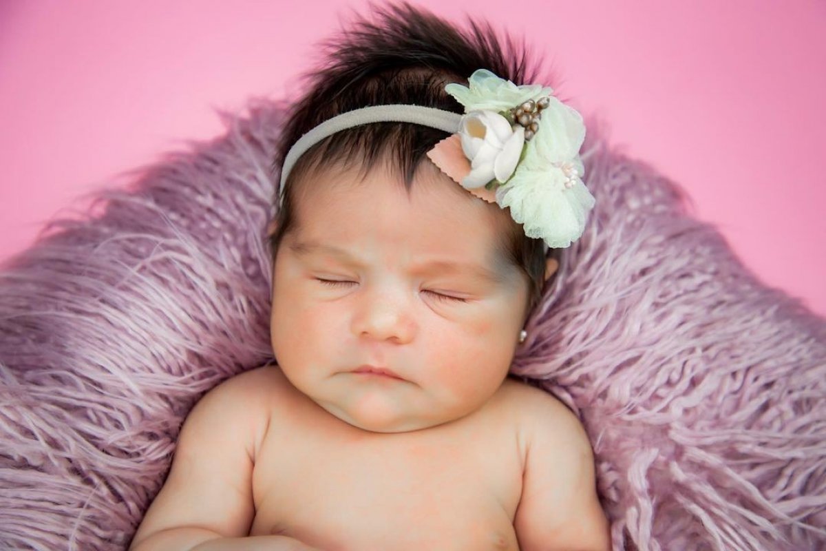 Zaya, filha de Simone, faz ensaio newborn e encanta a web