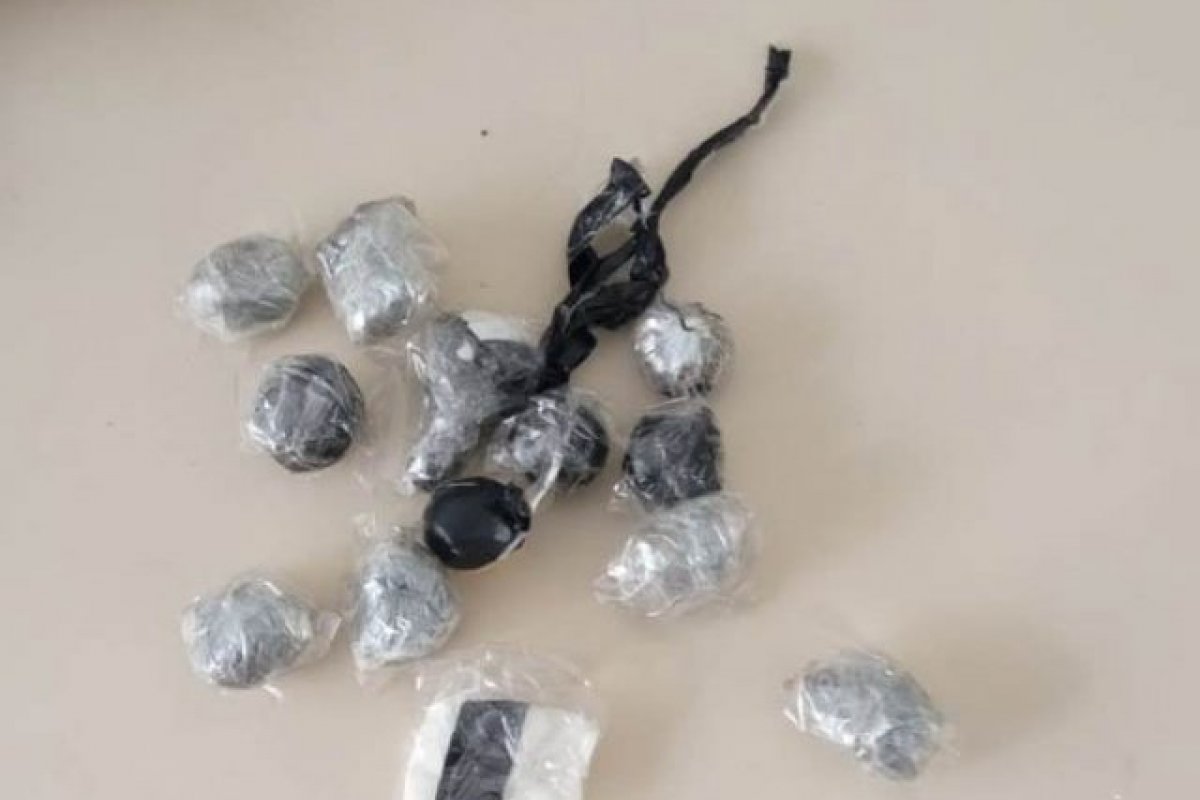 Dois homens são presos após arremessarem pacotes de drogas para presídio de Feira