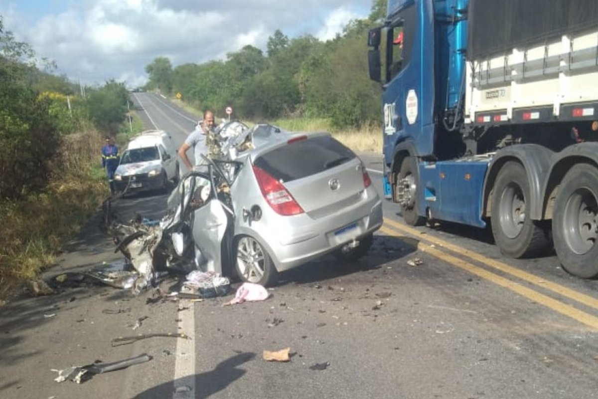 Motorista de carro morre após colidir contra um caminhão na BR-242