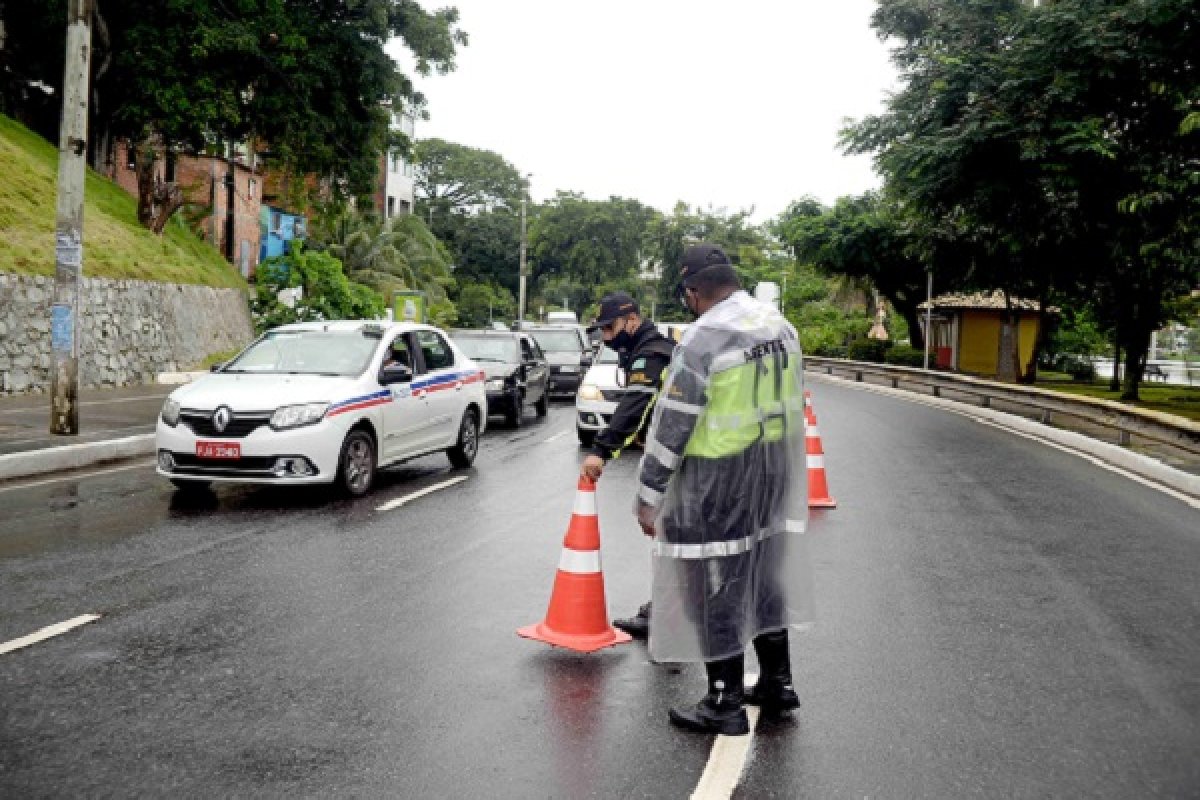 Mais de 100 motoristas foram autuados nas blitz da Lei Seca durante as medidas restritivas