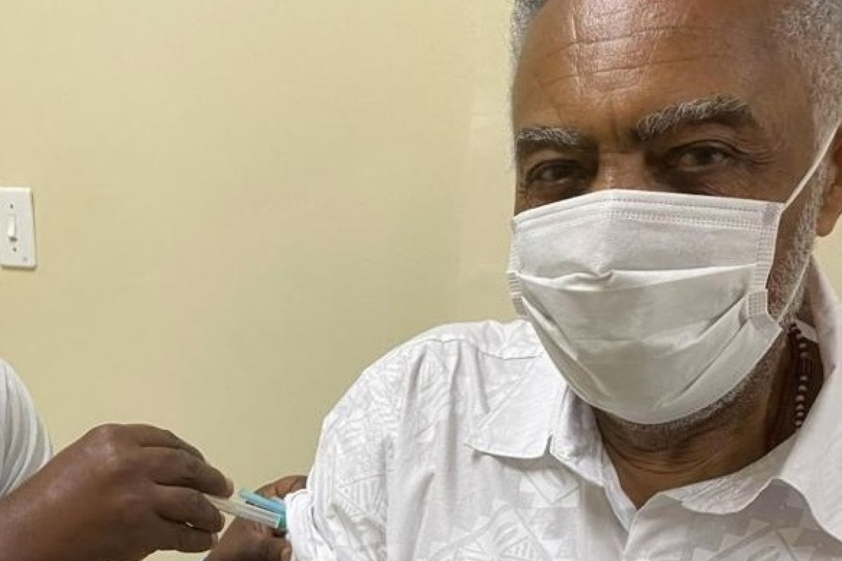 Aos 78 anos, Gilberto Gil é vacinado contra covid-19 em Salvador
