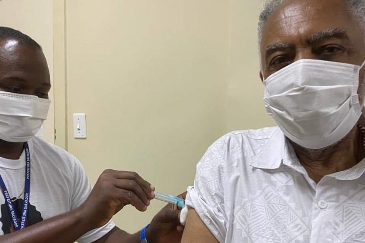 Gilberto Gil recebe primeira dose da vacina contra Covid-19