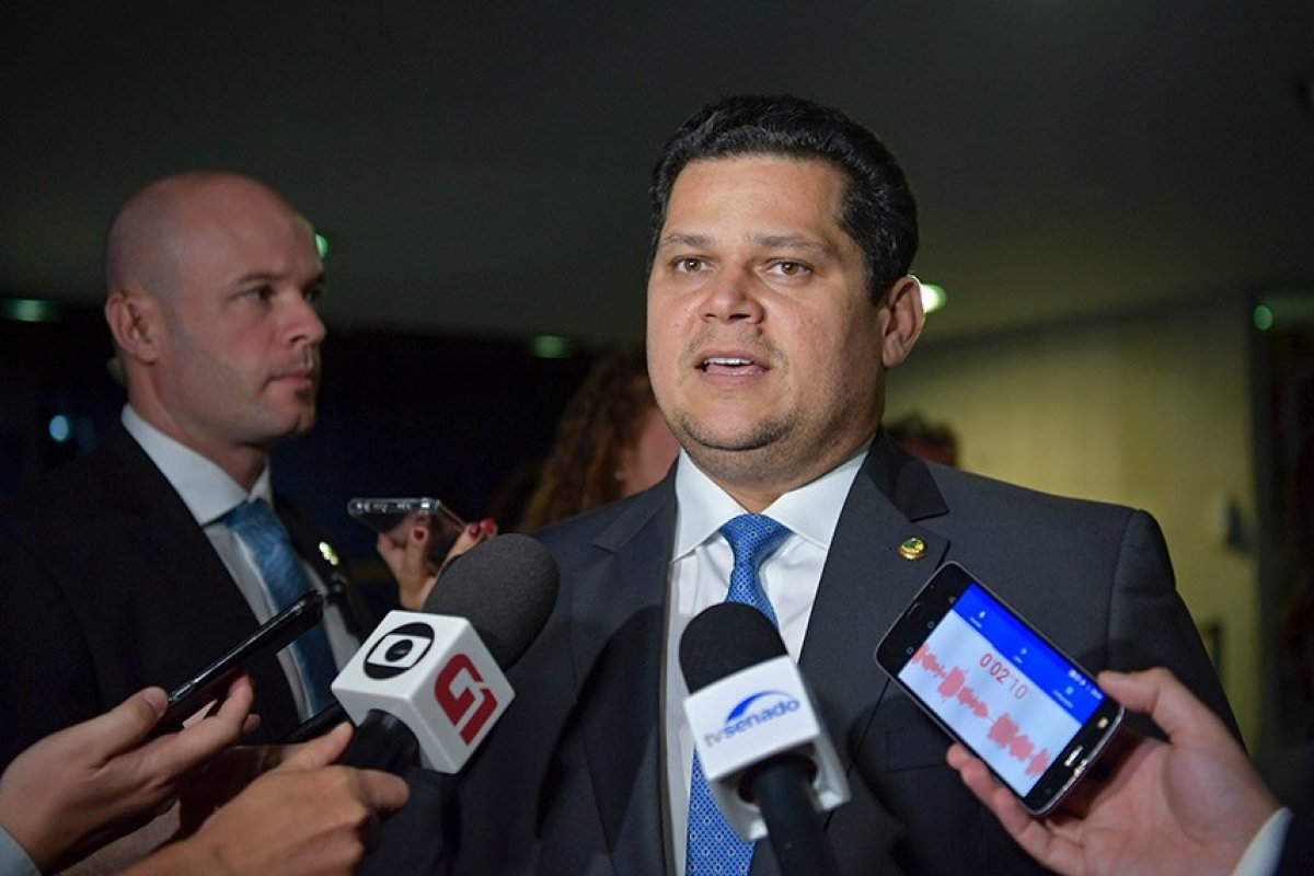 Governo irá criar comissão mista para discutir a questão da Amazônia, diz Alcolumbre