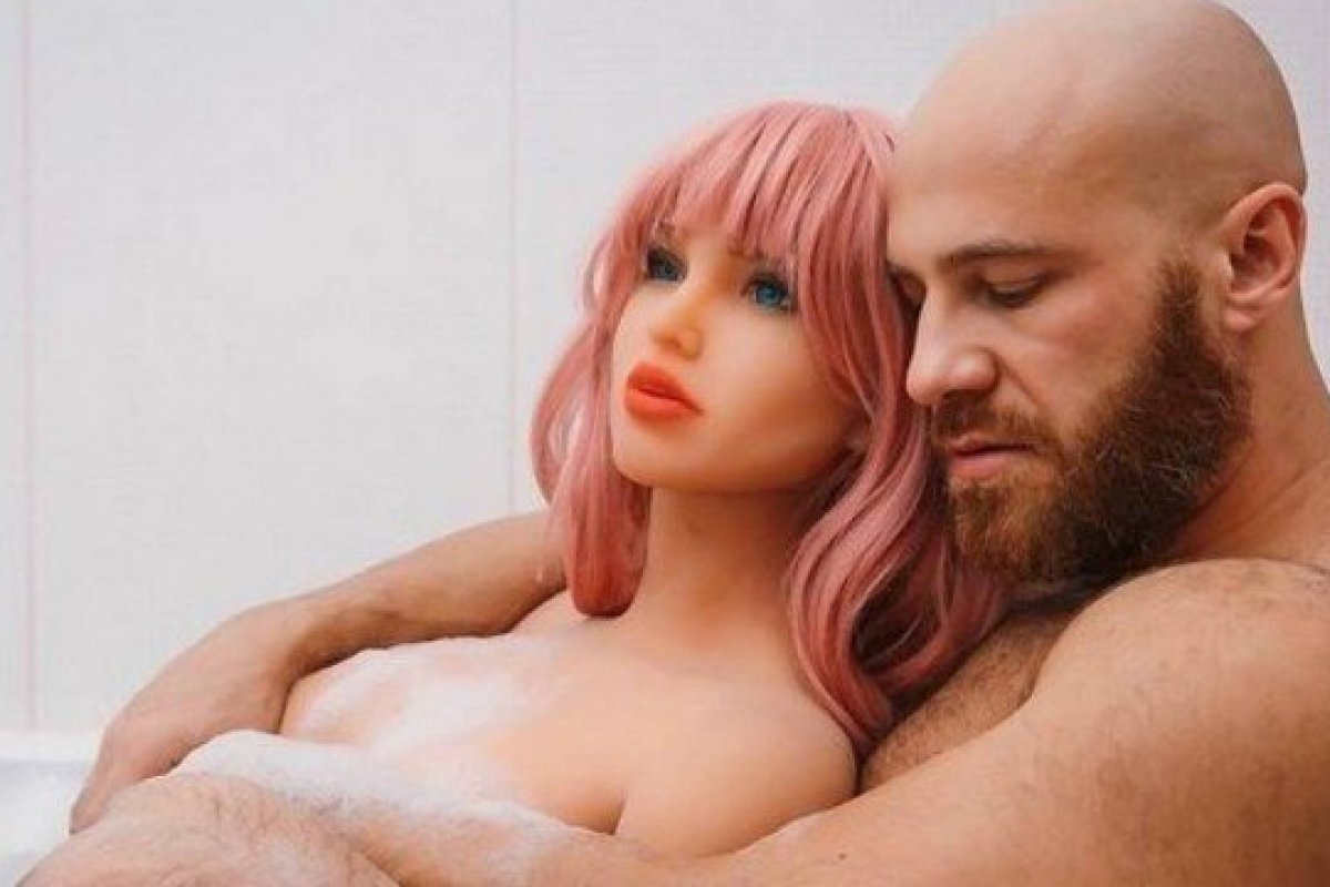Fisiculturista do Cazaquistão se divorcia de boneca sexual