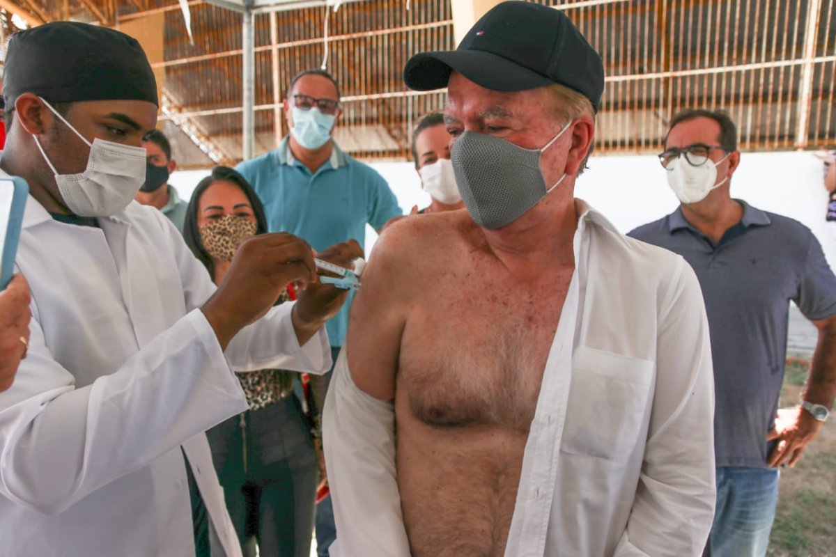 Vice-governador João Leão recebe primeira dose da CoronaVac