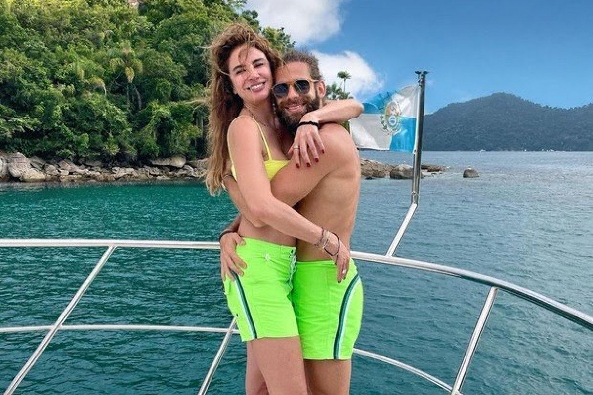 Amor al mare: Com shorts combinando, Luciana Gimenez e namorado curtem passeio de barco