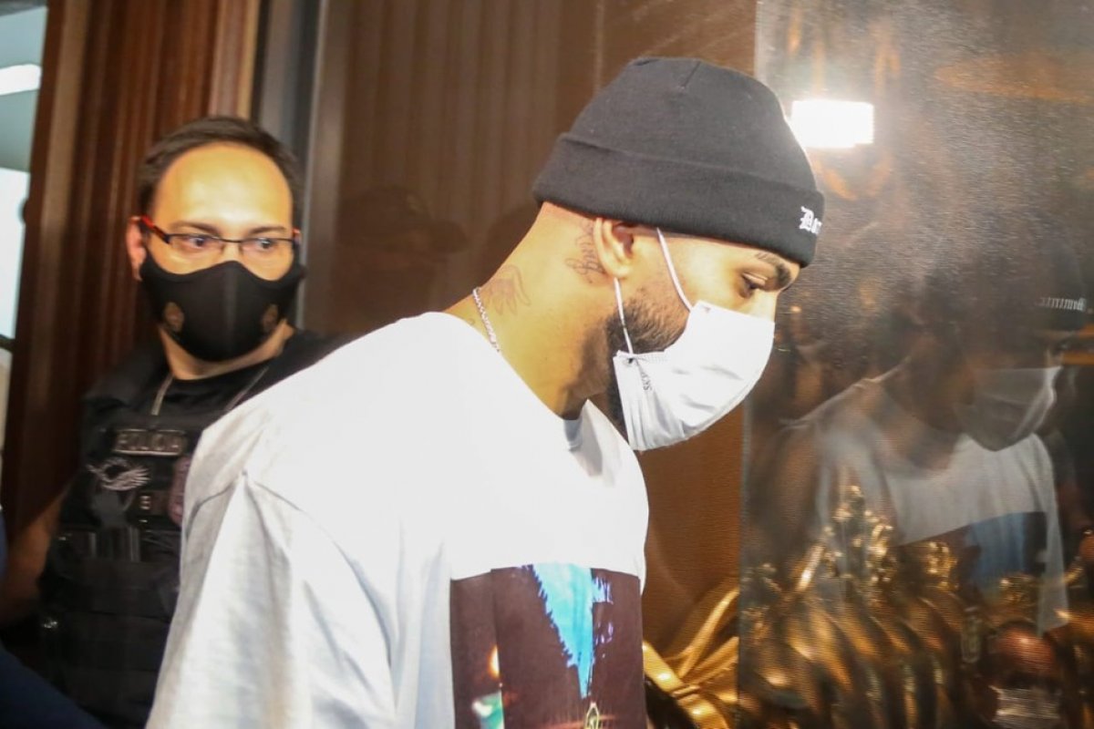 Gabigol é flagrado pela polícia em evento com aglomeração em meio à pandemia