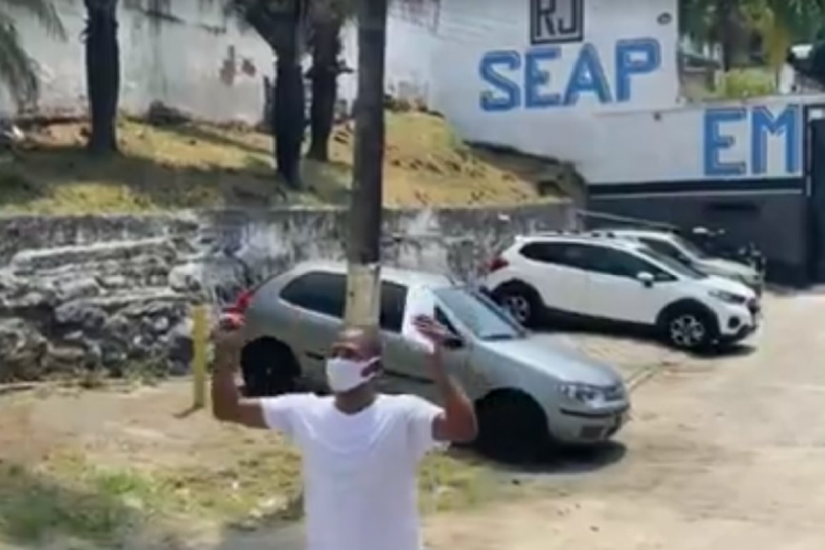 Músico é solto após ficar quase três anos preso por engano no RJ