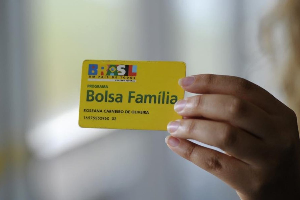 Crise faz mais de 2,1 milhões de famílias entrarem na fila do Bolsa Família 