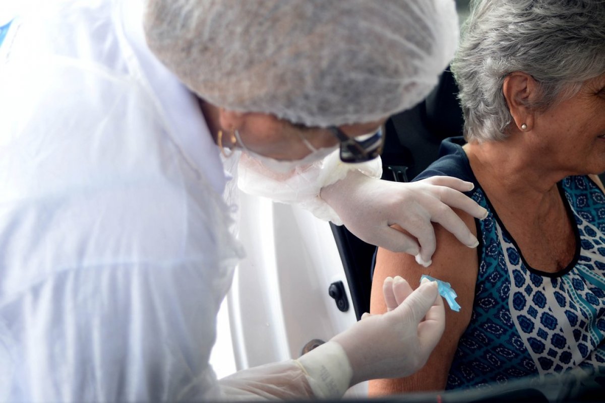 Vacinação contra Covid-19 reduz em 20% número de novas internações de idosos com 90 anos ou mais