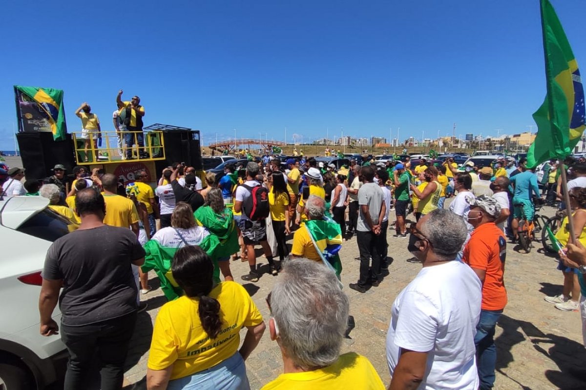 Vídeos: Manifestantes fazem carreata pelas ruas de Salvador contra medidas restritivas a Covid-19