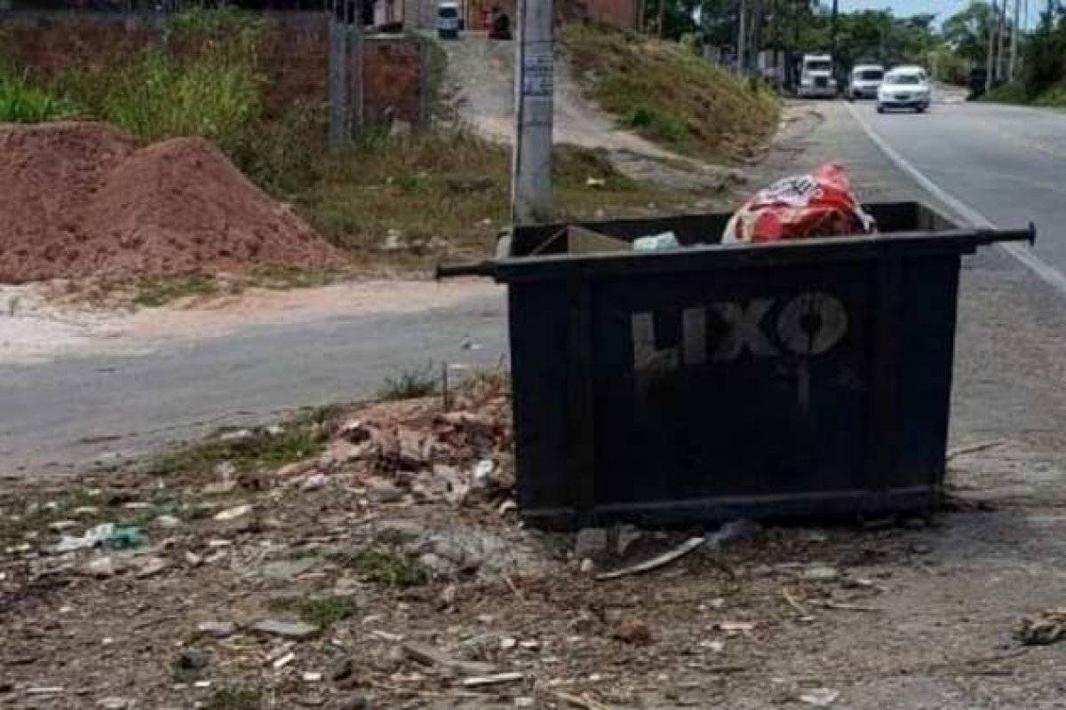 Corpo é encontrado em saco de lixo por gari em Lauro de Freitas