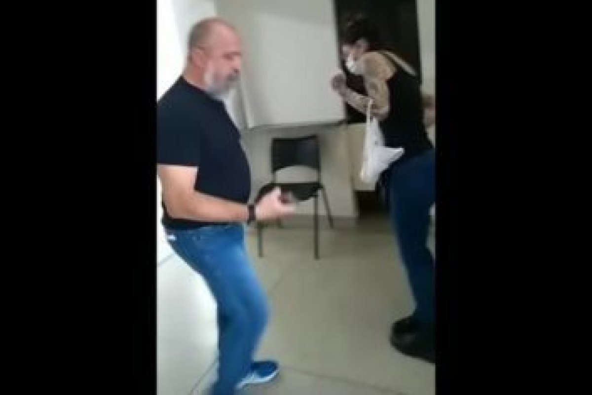 Vídeo: Médico agride paciente que pedia que ele colocasse máscara para atendimento
