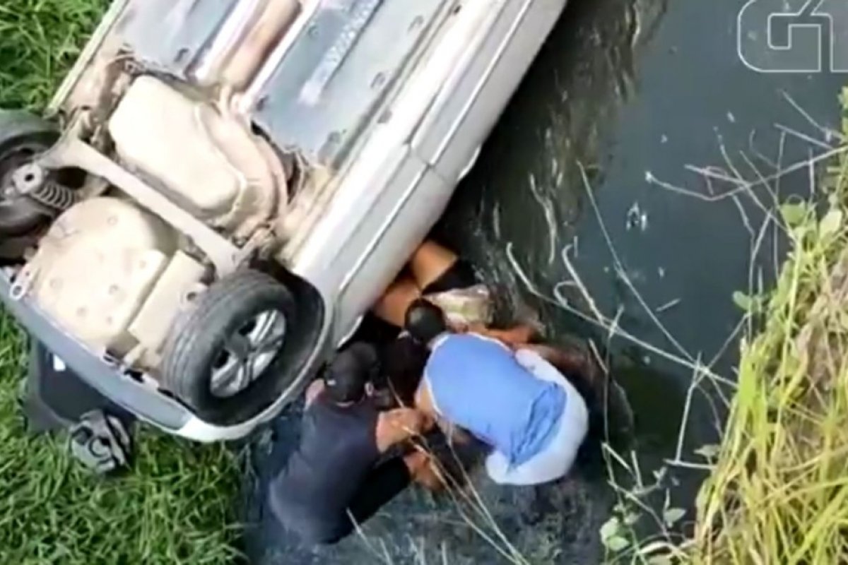 Vídeo: Mulher é resgatada após capotar carro em córrego em Salvador