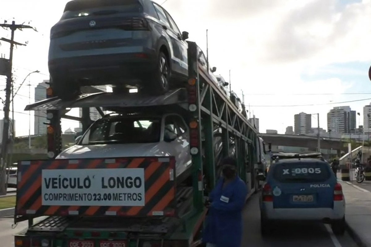 Poste pega fogo na manhã desta segunda-feira (15), em Salvador