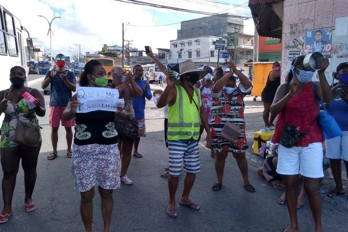 Comerciantes realizam protesto no bairro de Itapuã, em Salvador