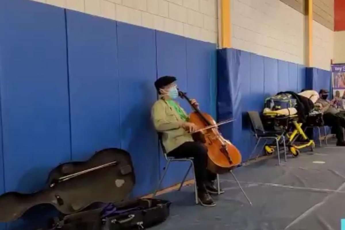 Após receber 2ª dose nos EUA, violoncelista improvisa concerto em centro de vacinação