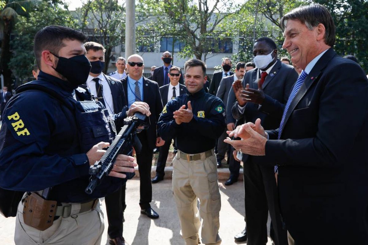 Policiais federais pressionam Bolsonaro para impedir corte de R$ 24 milhões