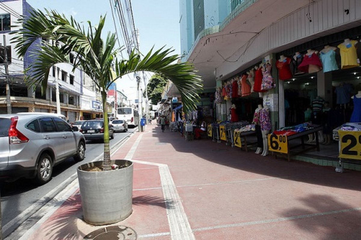 Vídeo: Sedur e PM fecham loja em Salvador e gera indignação em lojista da Baixa dos Sapateiros
