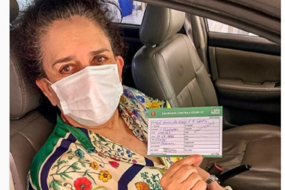 Aos 75 anos, Gal Costa toma primeira dose da vacina contra covid-19