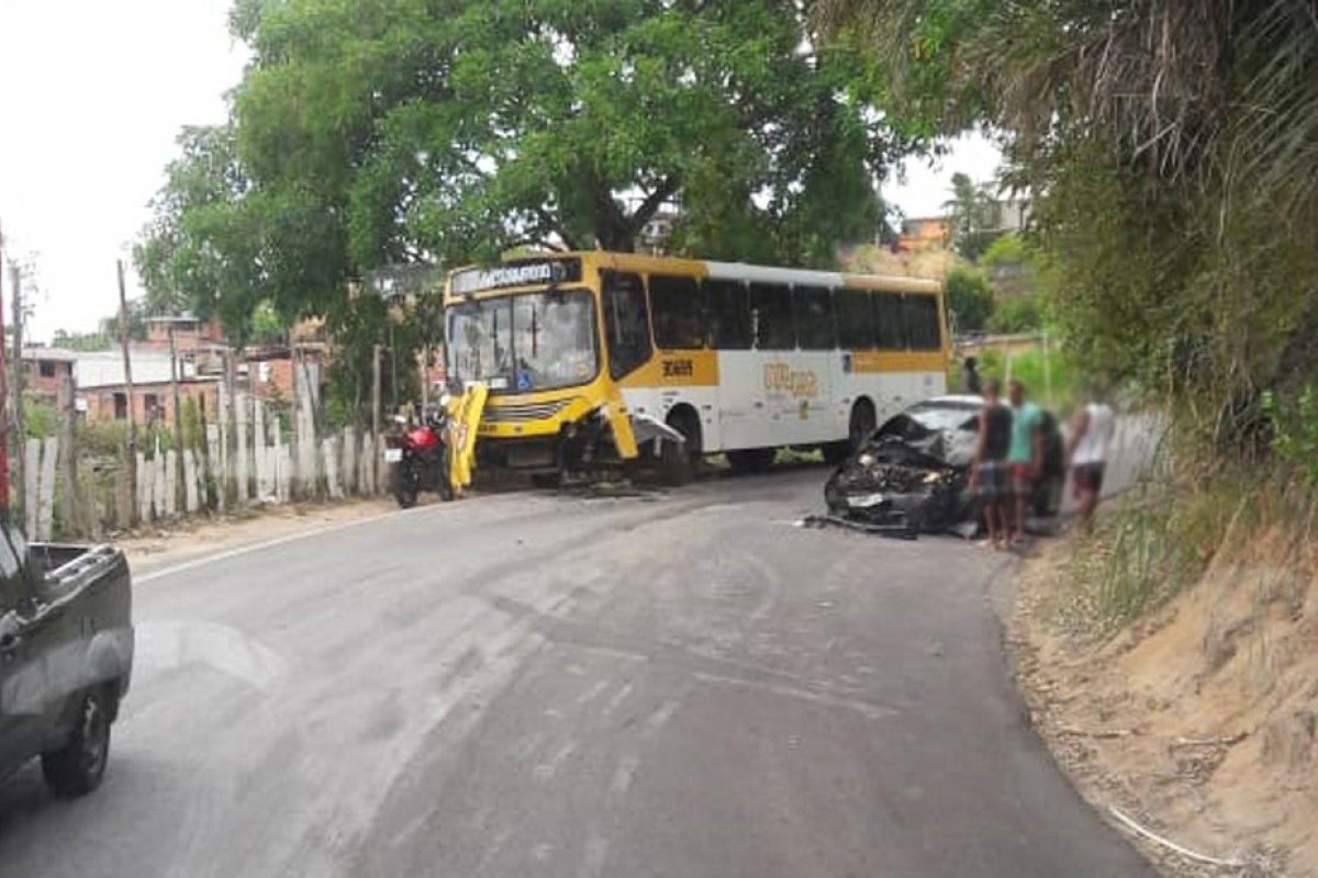 Uma pessoa fica ferida após batida entre carro e ônibus, em Salvador