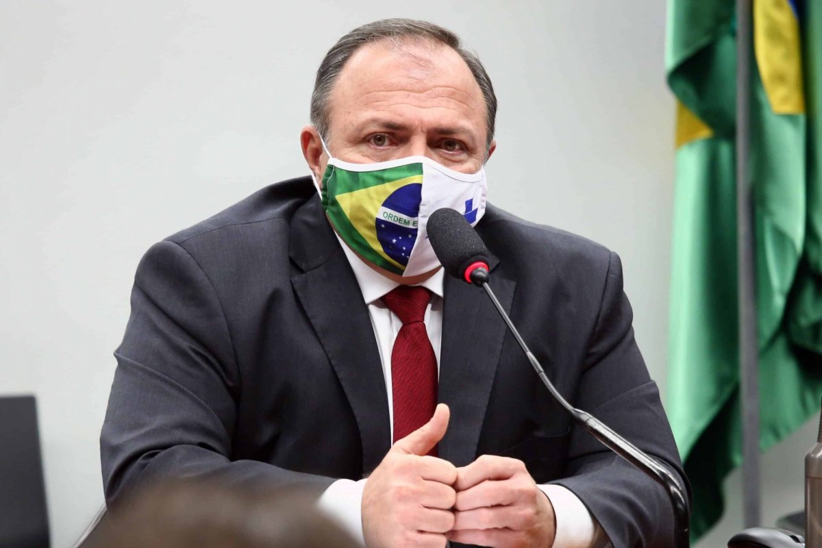 "Está avaliando nomes", afirma Pazuello sobre Bolsonaro cogitar troca no comando do Ministério