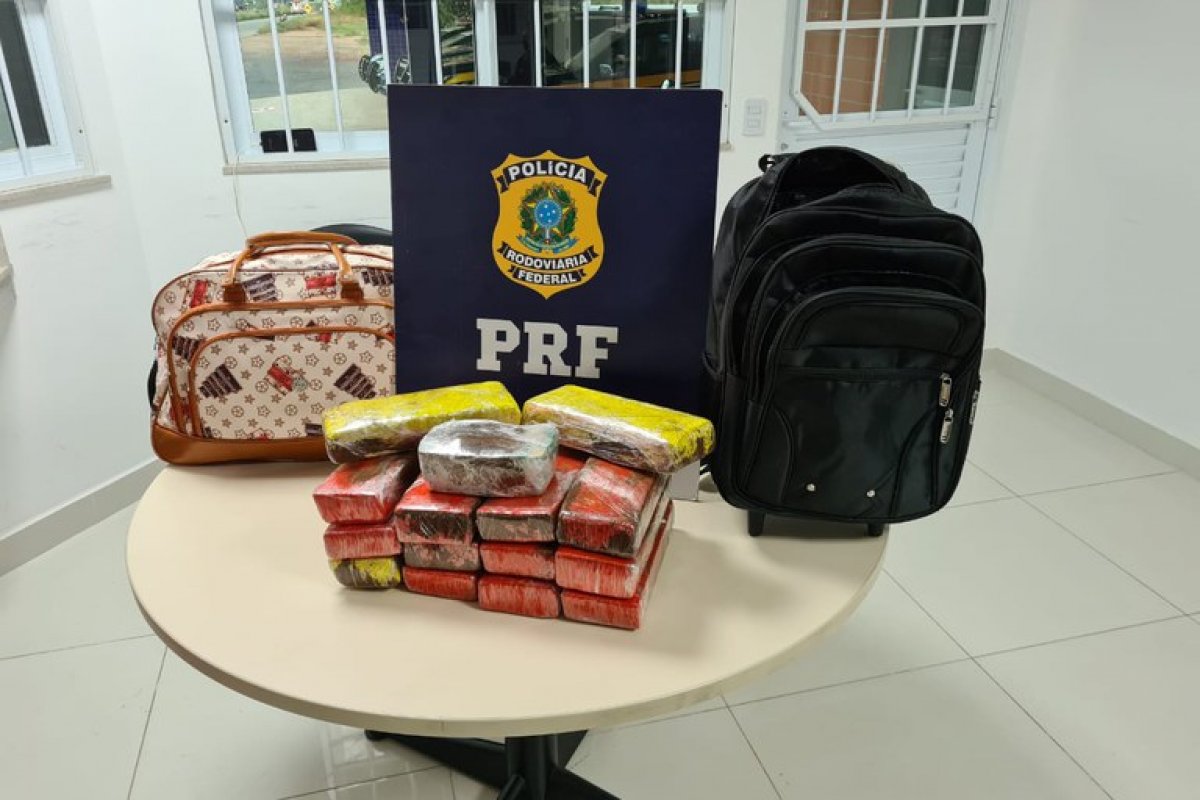 Mulher é presa transportando maconha e crack em ônibus