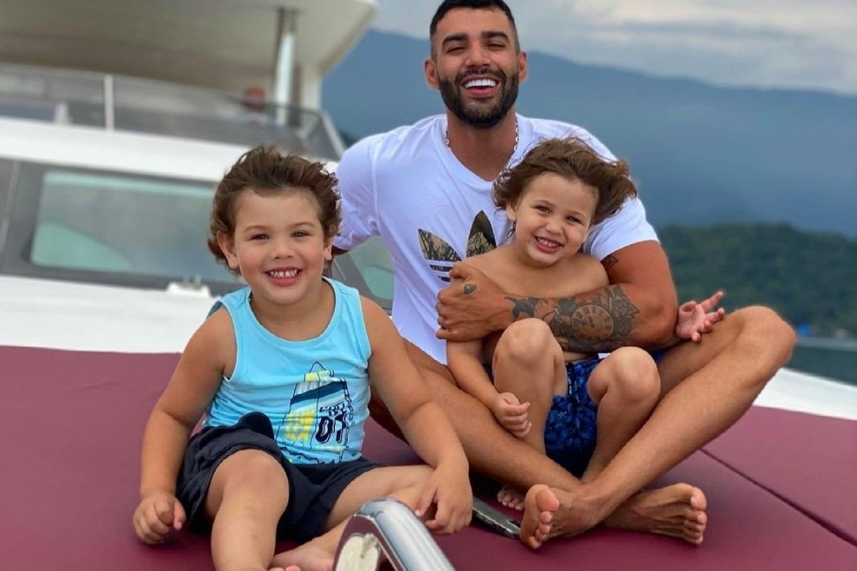 Gusttavo Lima se diverte com os filhos em iate que comprou de Roberto Carlos