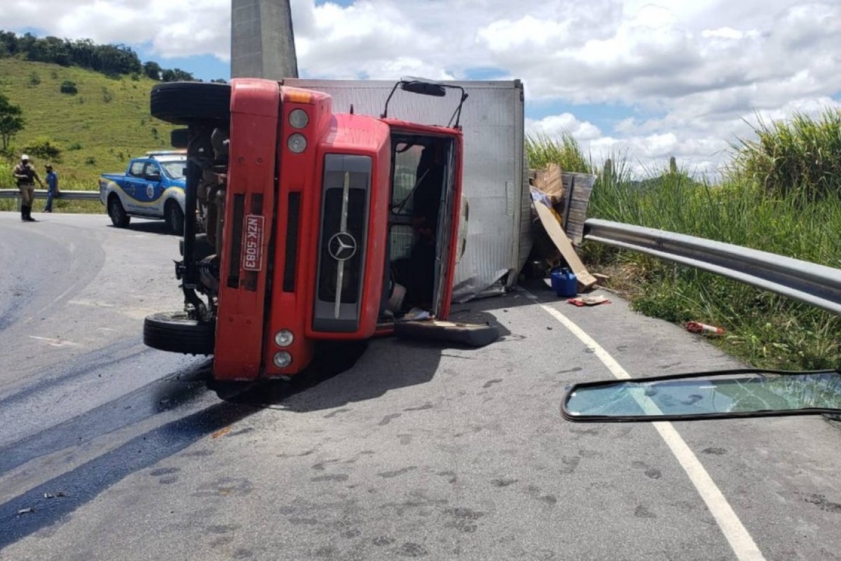 Caminhão tomba e deixa trânsito lento, em Vitória da Conquista, sudoeste da Bahia