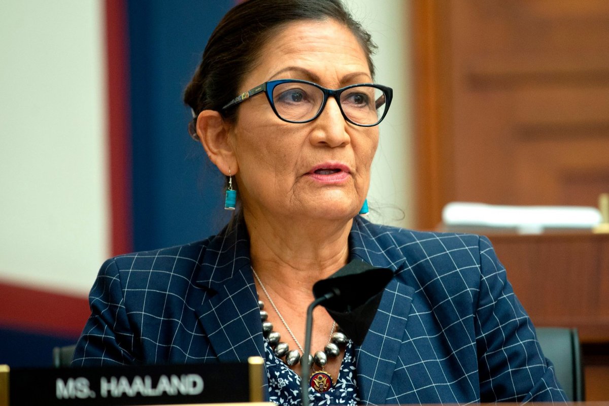 Nomeada por Biden, Deb Haaland é a 1ª indígena a comandar secretaria nos EUA