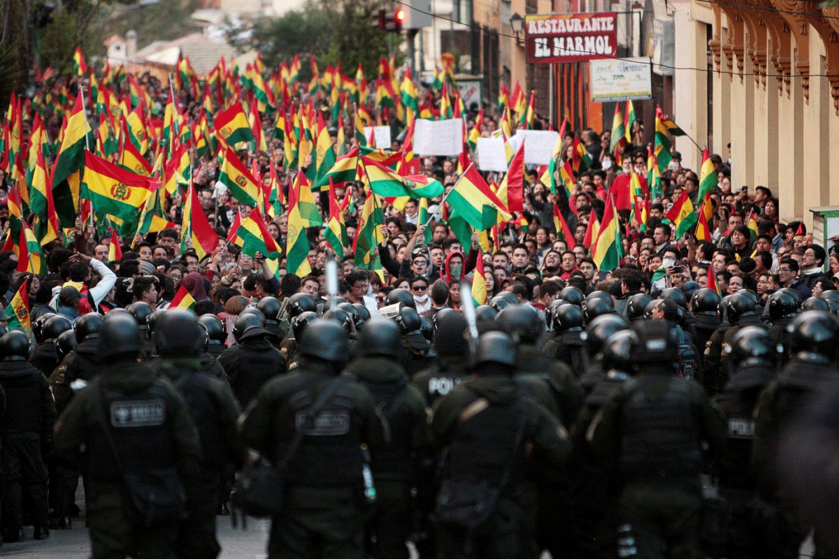 Bolívianos vão as ruas para protestar contra prisão da ex-presidente Jeanine Áñez