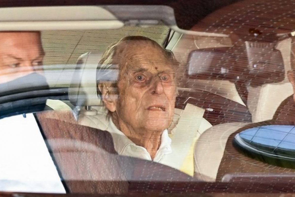 Príncipe Philip recebe alta de hospital após ficar um mês internado