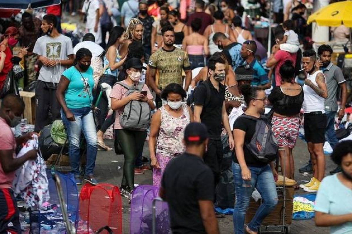 Taxa de transmissão da covid no Brasil atinge nível mais alto do ano