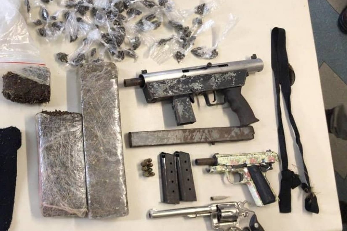 PM apreende submetralhadora, revólver e pistola em Camaçari