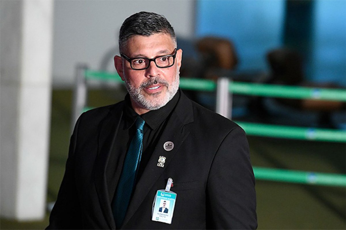 Alexandre Frota pode ter bens penhorados se não pagar mais de R$ 94 mil a Caetano Veloso