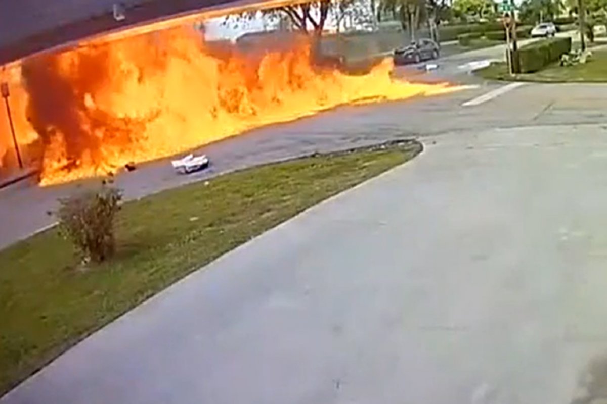 Vídeo: dois adultos e uma criança morrem após avião cair em cima de um carro nos EUA
