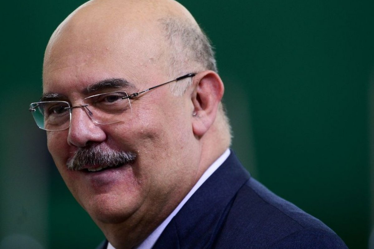 Ministro da Educação diz esperar vacinação contra Covid-19 de professores a partir de abril