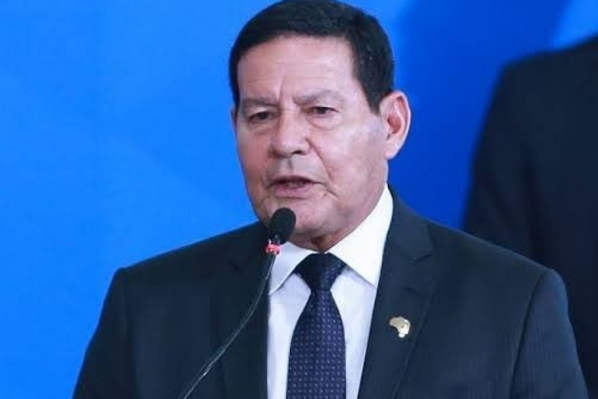 Mourão diz que presidente é "responsável por tudo que acontece ou deixa de acontecer" na saúde