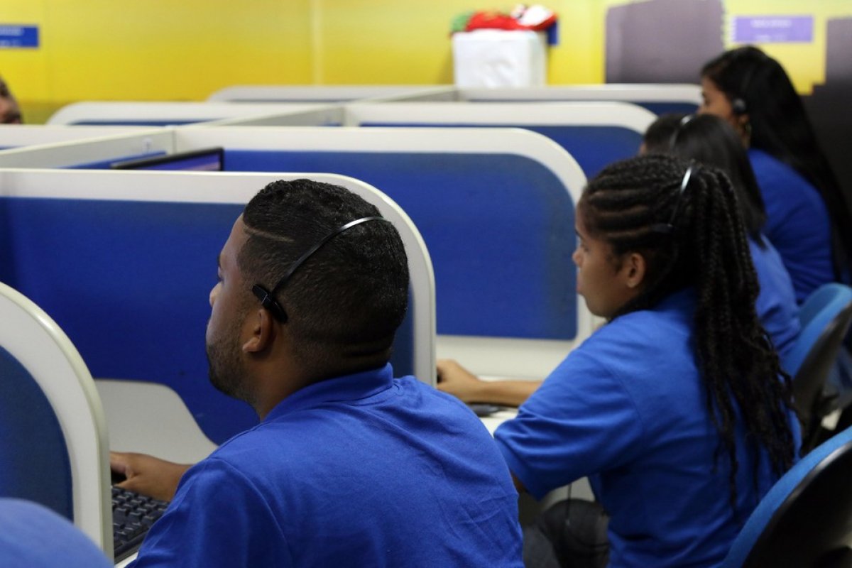 Atendimentos pelo 'Disque Coronavírus' dobraram após toque de recolher em Salvador