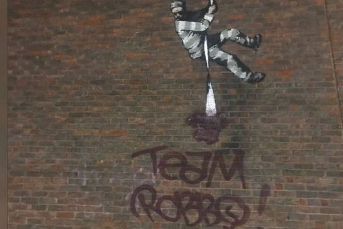 Grafite de Banksy é pixado com nome de rival na Inglaterra