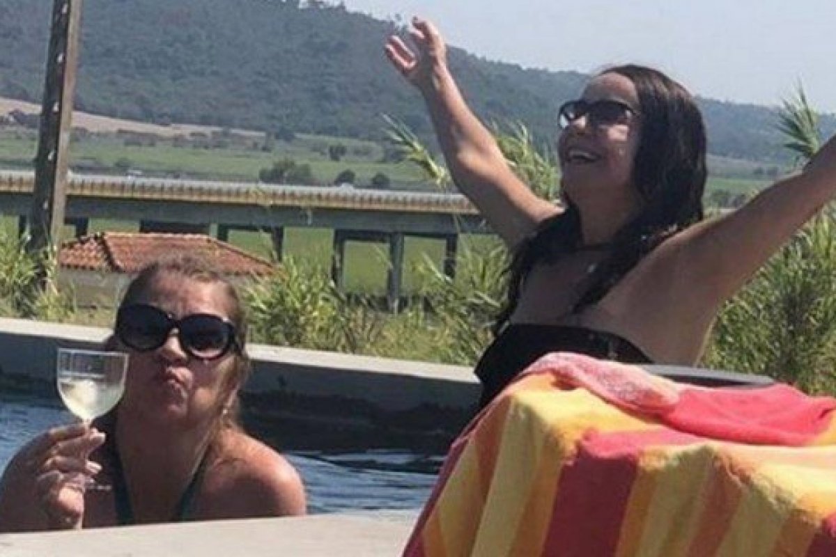 Morando em Portugal, Tássia Camargo e Lucélia Santos curtem piscina no melhor estilo