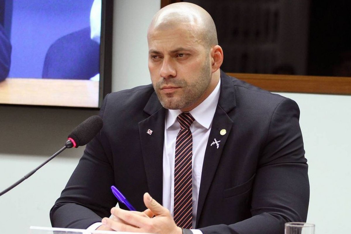 Alexandre de Moraes nega a Daniel Silveira devolução de celulares apreendidos